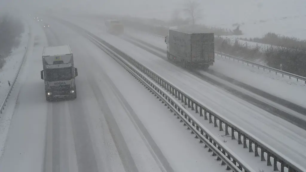 Auf-der-Autobahn-7-musste-der-Schnee-geraeumt-werden