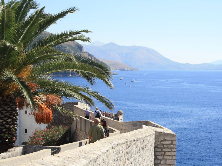 Ein Spaziergang auf der Stadtmauer gehört zum touristischen Standardprogramm in Dubrovnik.