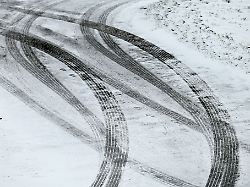 Hessen: Festgefahrene Fahrzeuge und umgekippter Lkw