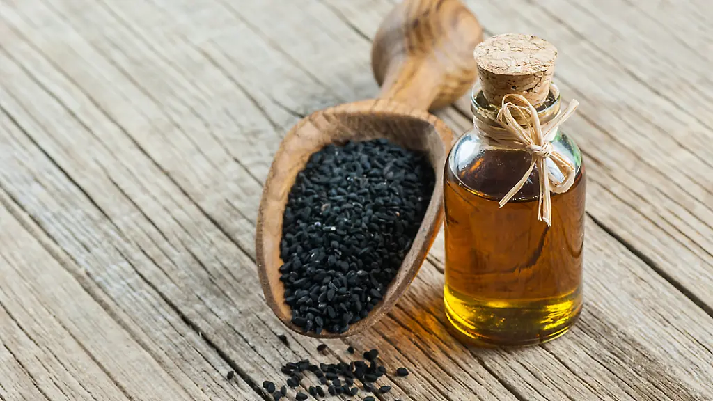 Schwarzkuemmeloel-hat-nachweislich-antientzuendliche-Eigenschaften-und-ist-als-Nahrungsergaenzungsmittel-beliebt