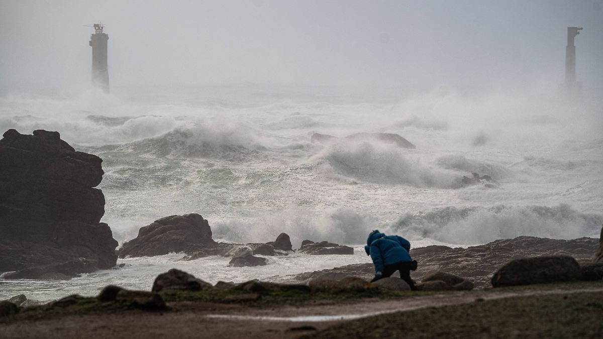 Meterhohe Wellen an der Küste: Hunderttausende Franzosen ohne Strom nach Sturm "Goretti"