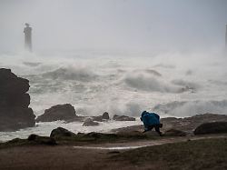 Meterhohe Wellen an der Küste: Hunderttausende Franzosen ohne Strom nach Sturm "Goretti"
