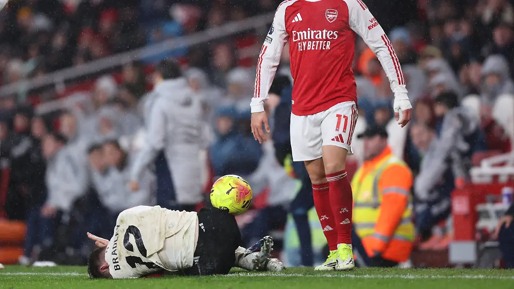 London-England-8th-January-2026-Gabriel-Martinelli-of-Arsenal-stands-above-an-injured-Conor-Bradley-of-Liverpool-after-he-tried-to-roll-him-off-the-pitch-to-proceed-with-the-game-during-the-Arsenal-vs-Liverpool-Premier-League-match-at-the-Emirates-Stadium-London-Picture-credit-should-read-David-Klein-Sportimage-EDITORIAL-USE-ONLY-No-use-with-unauthorised-audio-video-data-fixture-lists-club-league-logos-or-live-services-Online-in-match-use-limited-to-120-images-no-video-emulation-No-use-in-betting-games-or-single-club-league-player-publications