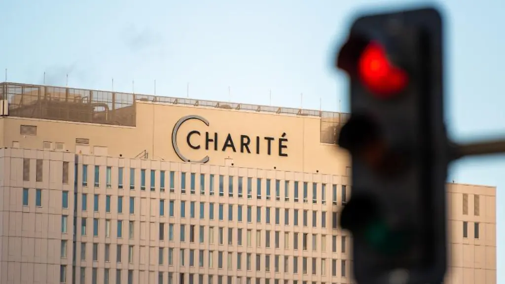 Vor-dem-Hauptgebaeude-der-Charite-leuchtet-eine-rote-Ampel