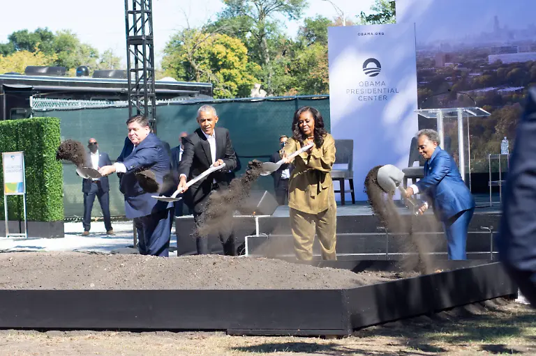 Bilder-des-Jahres-2021-News-09-September-News-Themen-der-Woche-KW39-News-Bilder-des-Tages-September-28-2021-Chicago-IL-USA-Illinois-Governor-J-B-PRITZKER-PRESIDENT-BARACK-OBAMA-MICHELLE-OBAMA-AND-Chicago-MAYOR-LORI-LIGHTFOOT-dig-in-their-shovels-for-the-official-groundbreaking-of-the-Obama-Presidential-Center-Chicago-USA-ZUMAh86-20210928-zap-h86-054-Copyright-xKarenxI