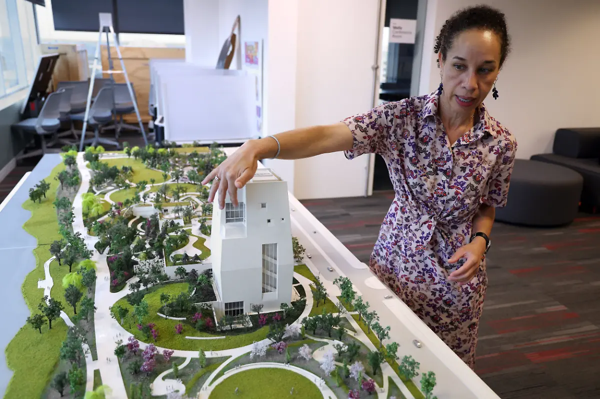 Louise-Bernard-director-of-the-Obama-Presidential-Center-museum-with-a-mock-up-of-the-presidential-center-at-the-Barack-Obama-Foundation-s-headquarters-Terrence-Antonio-James-Chicago-Tribune-TNS-ABACAPRESS