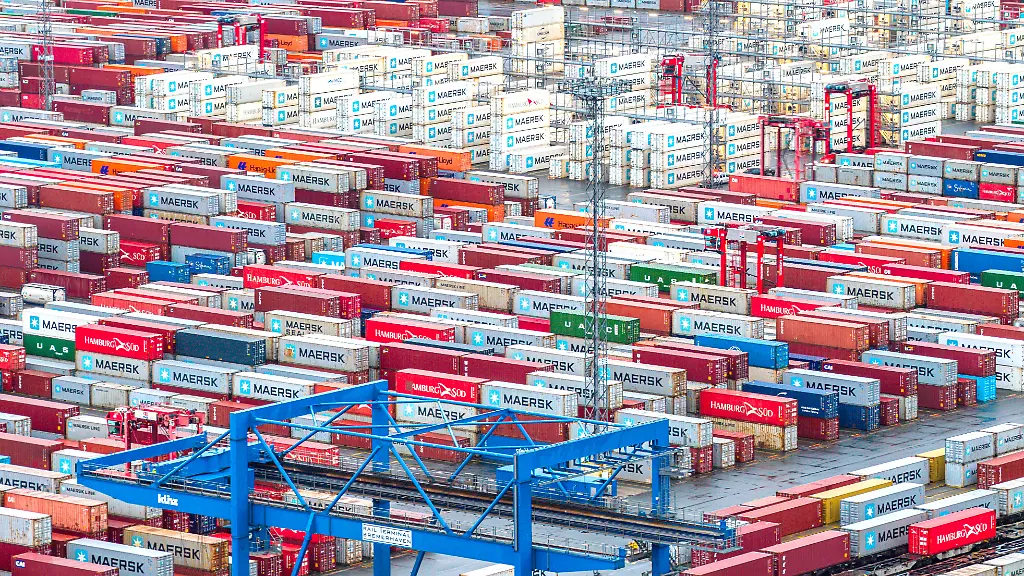 Container-liegen-im-Hafen-Aufnahme-mit-einer-Drohne