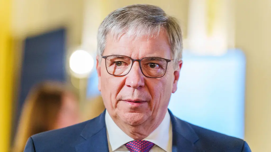 Um-das-Geld-aus-dem-Sondervermoegen-rasch-investieren-zu-koennen-sollte-nach-Ansicht-des-Staedtetags-Praesidenten-Gert-Uwe-Mende-das-Vergaberecht-reformiert-werden