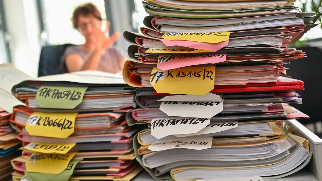 Mehrere-Stapel-mit-Akten-liegen-auf-einem-Tisch-am-Finanzgericht-Berlin-Brandenburg