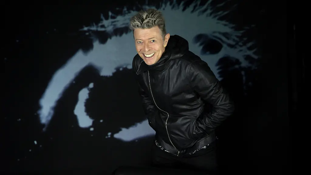 HANDOUT-Der-Musiker-David-Bowie-posiert-auf-einer-undatierten-Aufnahme-Bowies-neues-Album-Blackstar-soll-im-Januar-2016-erscheinen-Foto-Jimmy-King-Sony-Music-dpa-zu-dpa-KORR-Bowies-Blackstar-Kuehner-Jazz-als-neuer-Kick-fuer-den-Klangmagier-vom-27-11