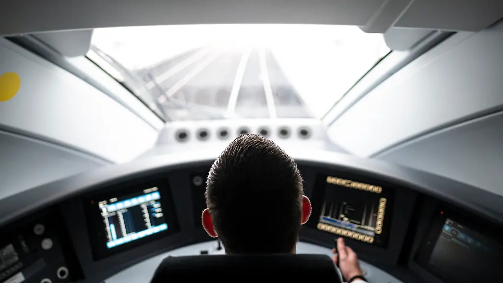 Ein-Lokfuehrer-faehrt-einen-ICE-4