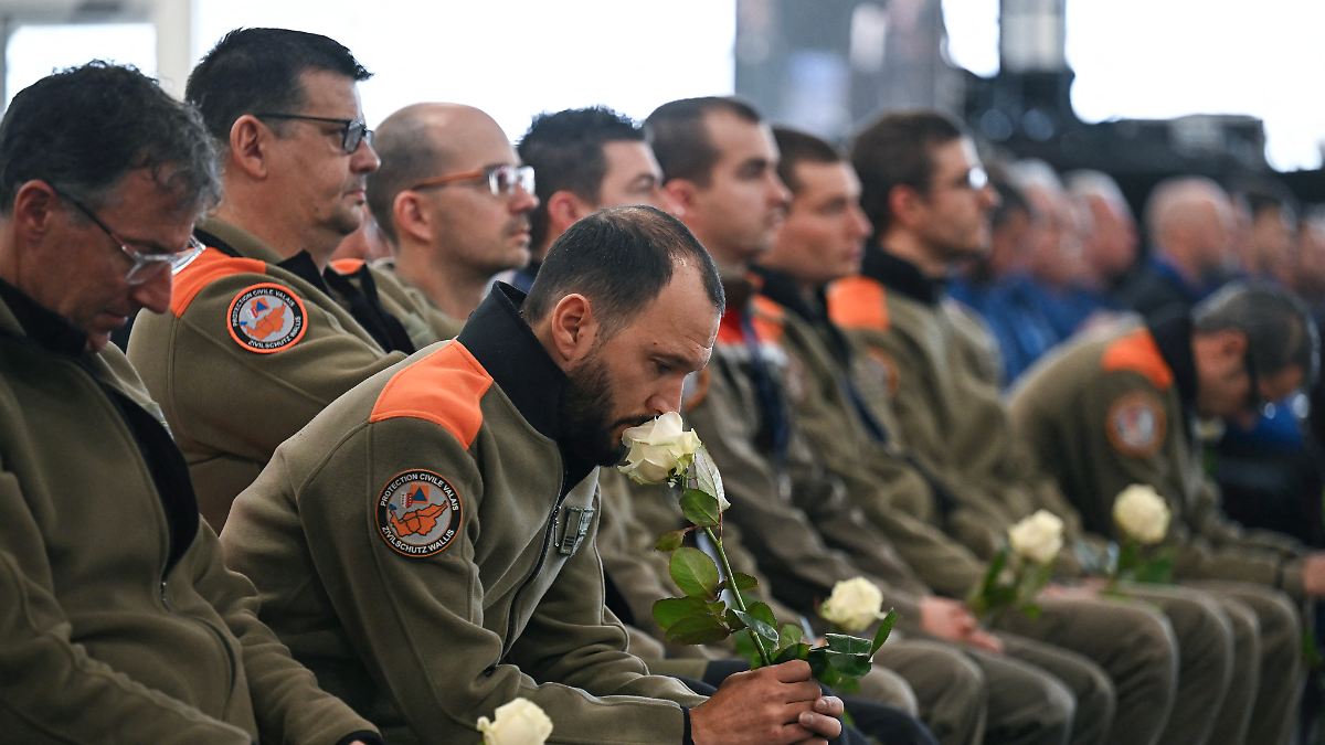 Schweigeminute und Glockengeläut: Schweizer gedenken der Opfer der Brandkatastrophe