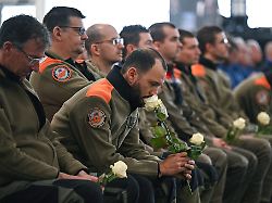 Schweigeminute und Glockengeläut: Schweizer gedenken der Opfer der Brandkatastrophe