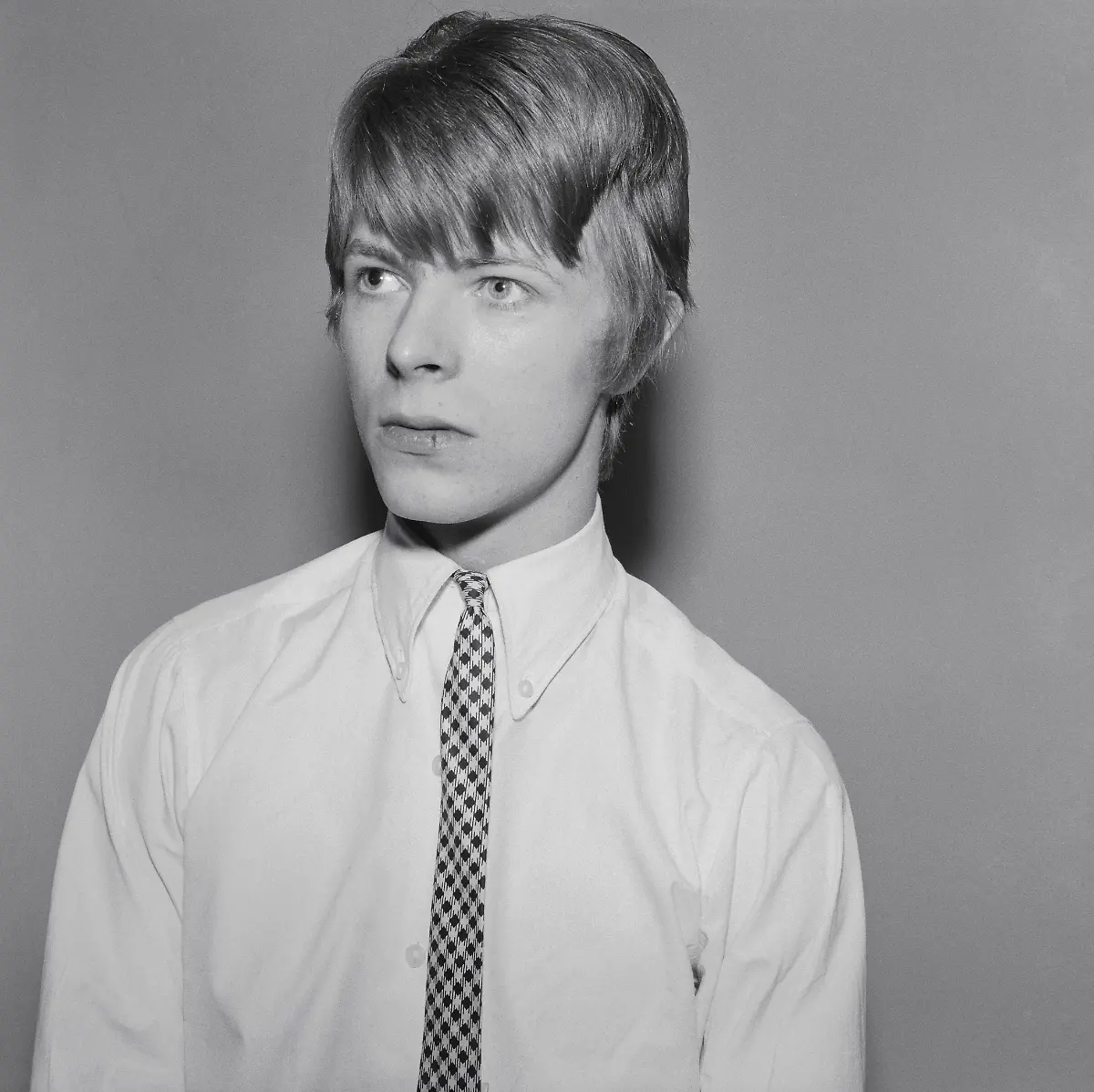 LONDON-1966-Musician-David-Bowie-poses-for-a-portrait-session-in-1966-in-London-England