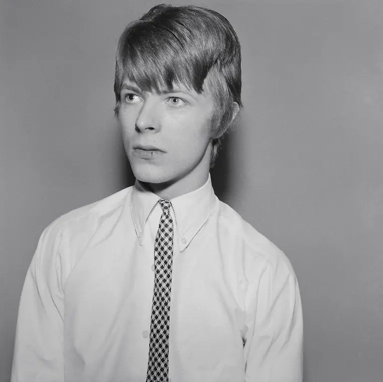 LONDON-1966-Musician-David-Bowie-poses-for-a-portrait-session-in-1966-in-London-England