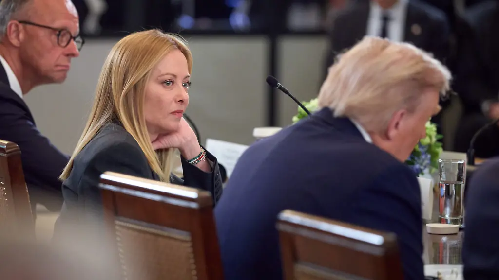 Praesident-Wolodymyr-Selenskyj-mit-fuenf-Europaeischen-Staas-und-Regierungschefs-beim-Ukraine-Gipfel-am-18-08-2025-im-Weissen-Haus-in-Washington-v-li-Bundeskanzler-Friedrich-MERZ-Italiens-Ministerpraesidentin-Georgia-Meloni-US-Praesident-Donald-TRUMP-Working-Visit-of-the-President-of-Ukraine-to-the-United-States