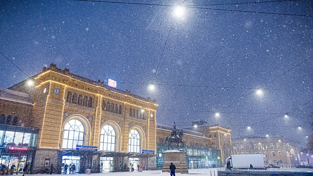 Heftiger-Schneefall-sorgt-in-Niedersachsen-fuer-Verkehrsbehinderungen