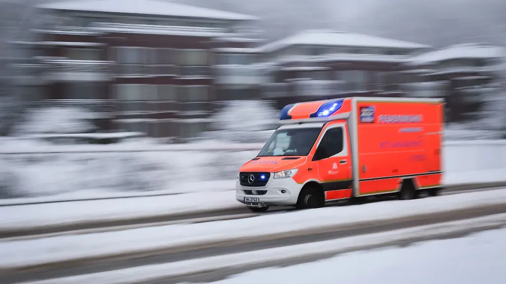 Die-Feuerwehr-Hamburg-hat-fuer-den-Schneealarm-am-Freitag-in-Punkten-Personal-und-Fahrzeuge-ordentlich-aufgeruestet