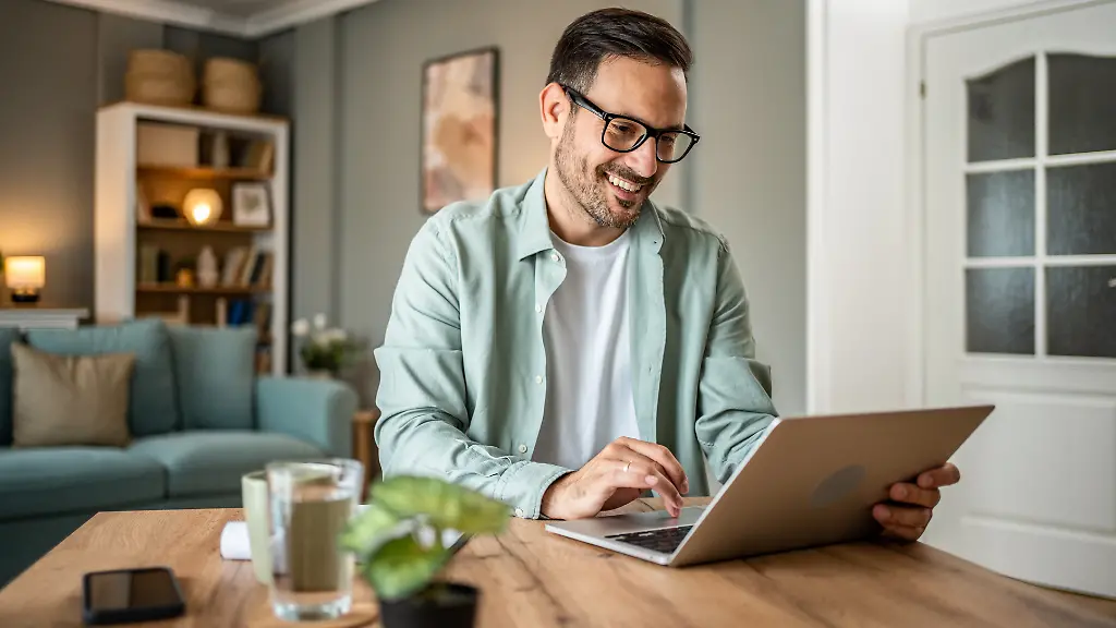 Ob-klassisches-Notebook-flexibles-Convertible-oder-leichtes-Tablet-Fuer-den-Studienalltag-zaehlen-vor-allem-Leistung-Mobilitaet-und-Akkulaufzeit