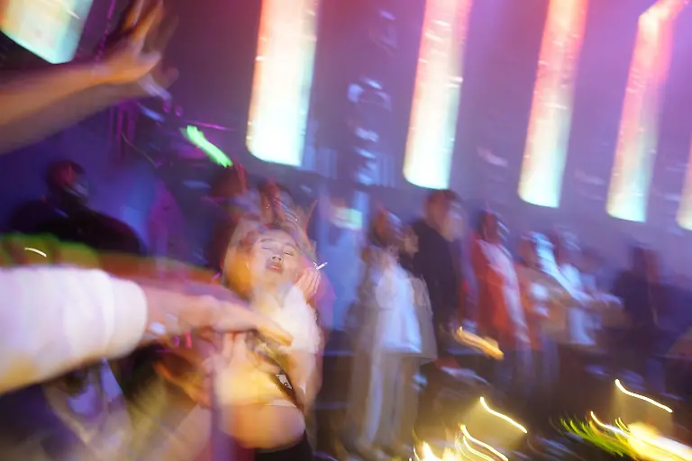 2020-12-16T230048Z-1526577370-RC2NOK9CY8GB-RTRMADP-3-HEALTH-CORONAVIRUS-WUHAN-NIGHTLIFE