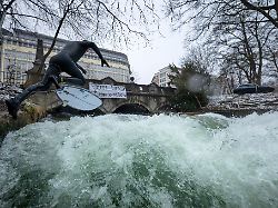 Bayern: Eisbachwelle: Surfer und Stadt einigen sich auf Pilotversuch