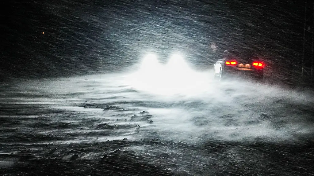 Die-glatten-Strassen-machen-Autofahrern-in-Niedersachsen-zu-schaffen