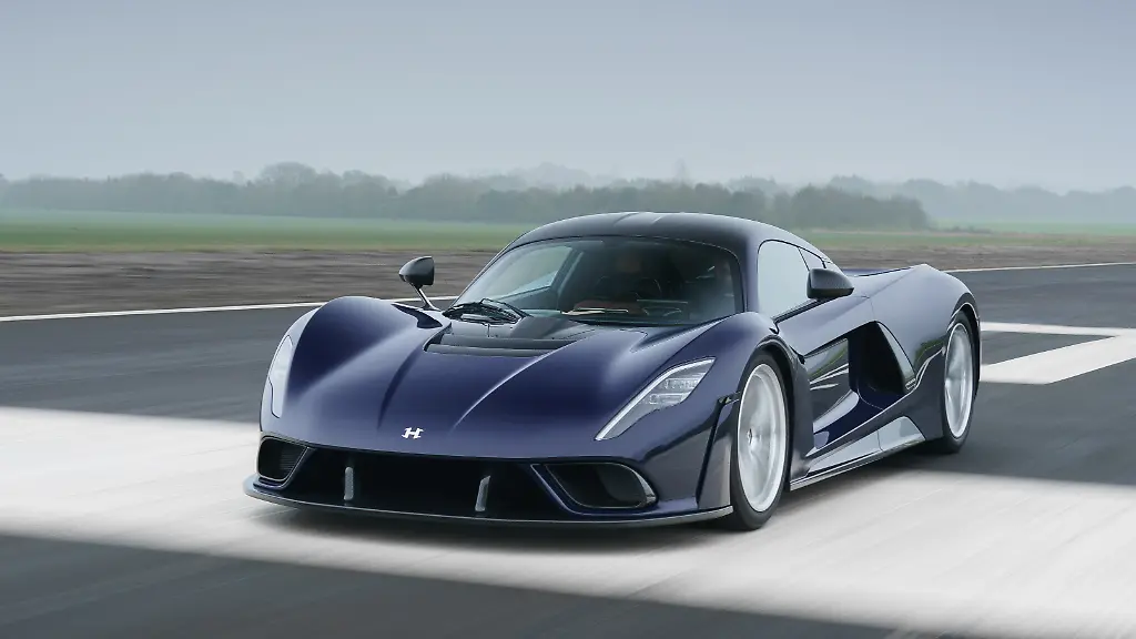 Hennessey-Venom-F5-outside-action-high-res-004