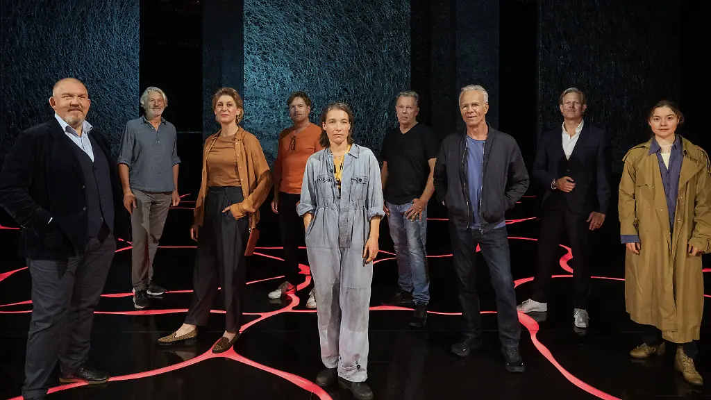 WESTDEUTSCHER-RUNDFUNK-KOeLN-Drehschluss-fuer-Tatort-Koeln-Die-Schoepfung-Folge-94-In-Koeln-enden-die-Dreharbeiten-zu-Die-Schoepfung-dem-neuen-Koelner-Tatort-mit-den-Kommissaren-Max-Ballauf-Klaus-J-Behrendt-und-Freddy-Schenk-Dietmar-Baer-In-ihrem-94-Fall-bieten-unter-anderem-die-Interims-Spielstaetten-der-Oper-in-Koeln-Deutz-die-Kulisse-fuer-ihre-Ermittlungen-Mitten-in-den-Proben-fuer-die-erste-Premiere-der-neuen-Spielzeit-wird-die-Ruestmeisterin-der-Produktion-erschossen-aufgefunden-Und-bei-dieser-Leiche-bleibt-es-nicht-Das-Buch-zum-Tatort-Die-Schoepfung-stammt-von-Wolfgang-Stauch-Regie-fuehrt-Torsten-C-Fischer-Die-Bildgestaltung-uebernimmt-Christoph-Krauss-v-l-n-r-Dietmar-Baer-als-Freddy-Schenk-Christoph-Krauss-Kamera-Mareile-Blendl-als-Jenny-Ibsen-Goetz-Bolten-Redakteur-WDR-Katja-Buerkle-als-Eva-Krueger-Torsten-C-Fischer-Regisseur-Klaus-J-Behrendt-als-Max-Ballauf-Jan-Kruse-Produzent-Bavaria-Fiction-und-Hannah-Schiller-als-Valerie-Schmitt-WDR-Bavaria-Fiction-GmbH-Thomas-Kost-honorarfrei-Verwendung-gemaess-der-AGB-im-engen-inhaltlichen-redaktionellen-Zusammenhang-mit-genannter-WDR-Sendung-und-bei-Nennung-Bild-WDR-Bavaria-Fiction-GmbH-Thomas-Kost-S2-WDR-Kommunikation-Redaktion-Bild-Koeln-Tel-0221-220-7132-oder-7133-Fax-777132-bildkommunikation-wdr