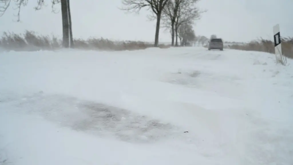 Schneeverwehungen-koennen-die-Sicht-einschraenken-oder-auch-Strassen-und-Wege-blockieren