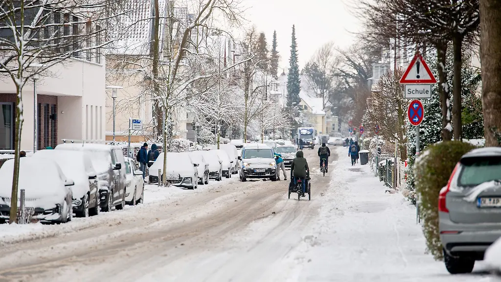 Viel-Schnee-und-eisiger-Wind-sorgen-in-Niedersachsen-und-Bremen-fuer-Herausforderungen