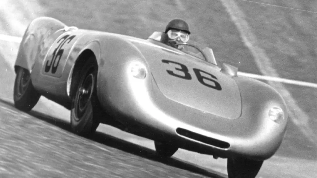 Motorsport-Deutsche-Meisterschaft-Letzter-Lauf-Wettbewerb-der-Serien-Sportwagen-bis-1600ccm-U-B-z-den-Sieger-Hans-Herrmann-auf-Porsche-Spyder-19-09