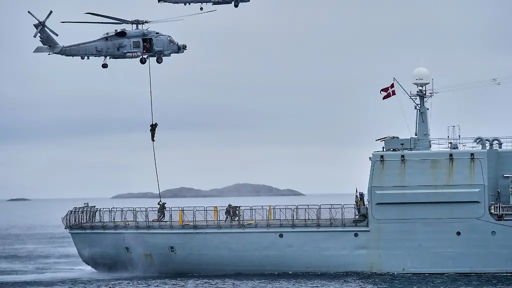 Daenische-Streitkraefte-nehmen-an-einer-Uebung-mit-Hunderten-von-Soldaten-aus-mehreren-europaeischen-Nato-Mitgliedsstaaten-im-Arktischen-Ozean-vor-Nuuk-teil