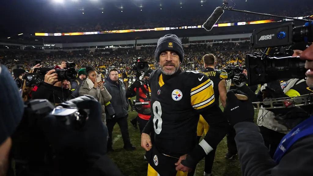 PITTSBURGH-PA-JANUARY-04-Pittsburgh-Steelers-quarterback-Aaron-Rodgers-8-looks-on-after-the-NFL-American-Football-Herren-USA-football-game-between-the-Baltimore-Ravens-and-Pittsburgh-Steelers-on-January-4-2026-at-Acrisure-Stadium-in-Pittsburgh-PA