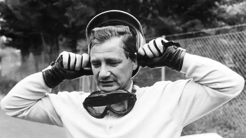 Autorennfahrer-Hans-Herrmann-mit-Helm-Handschuhen-und-Pilotenbrille