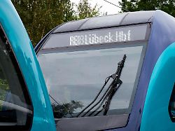 Hamburg & Schleswig-Holstein: Zug fährt gegen Baum - Sperrung zwischen Lübeck und Eutin