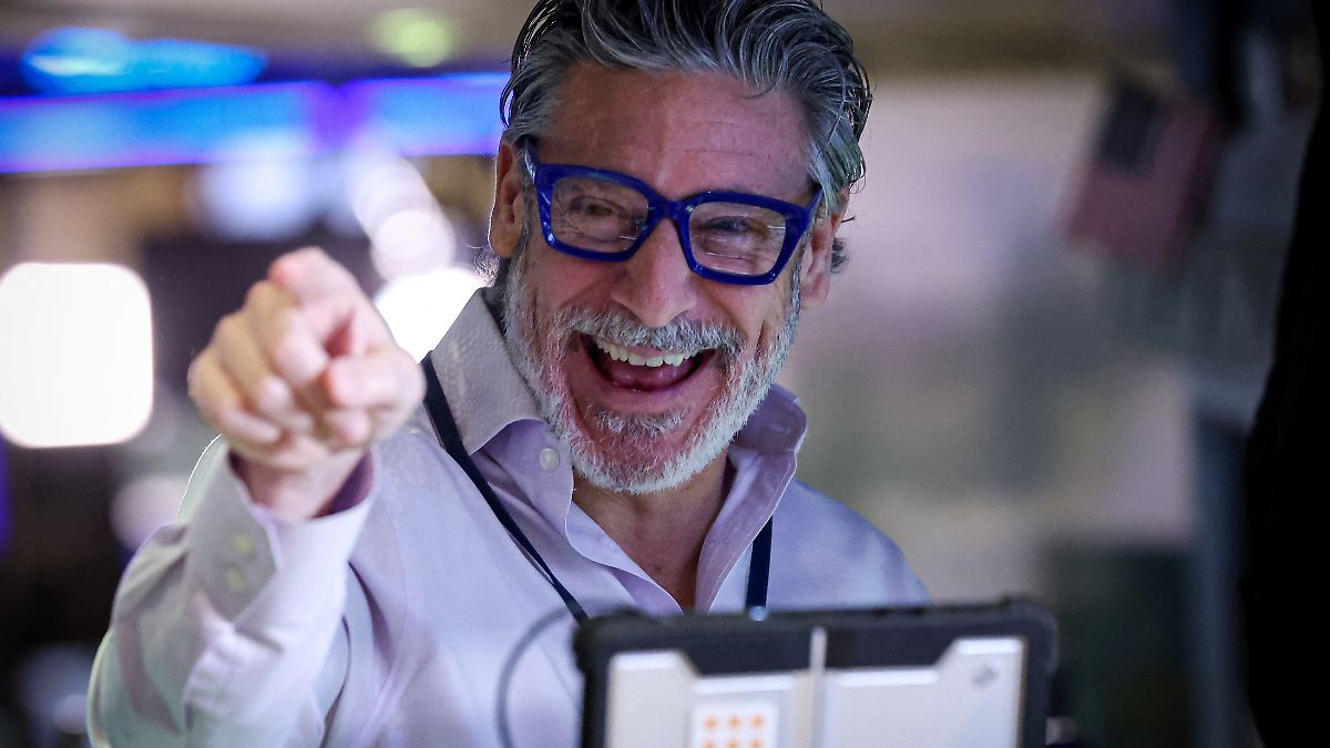 Intel-legt-nach-Trump-Lob-zu-Wall-Street-beendet-die-Woche-mit-sattem-Plus