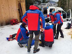 Bayern: Waldarbeiter stürzt schwer - Bergwacht rückt mit Notarzt aus