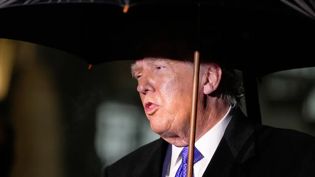 President-Donald-Trump-speaks-with-reporters-before-departing-on-Marine-One-from-the-South-Lawn-of-the-White-House-Friday-Jan-9-2026-in-Washington