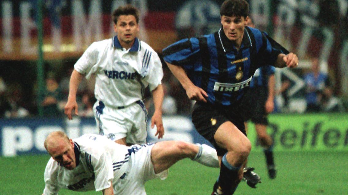 Lang ist's her: Doch Inters Javier Zanetti ist immer noch dabei. Hier hehauptet er am 21. Mai 1997 im Finale des Uefa-Pokals den Ball gegen die Schalker Olaf Thon und Yves Eigenrauch.