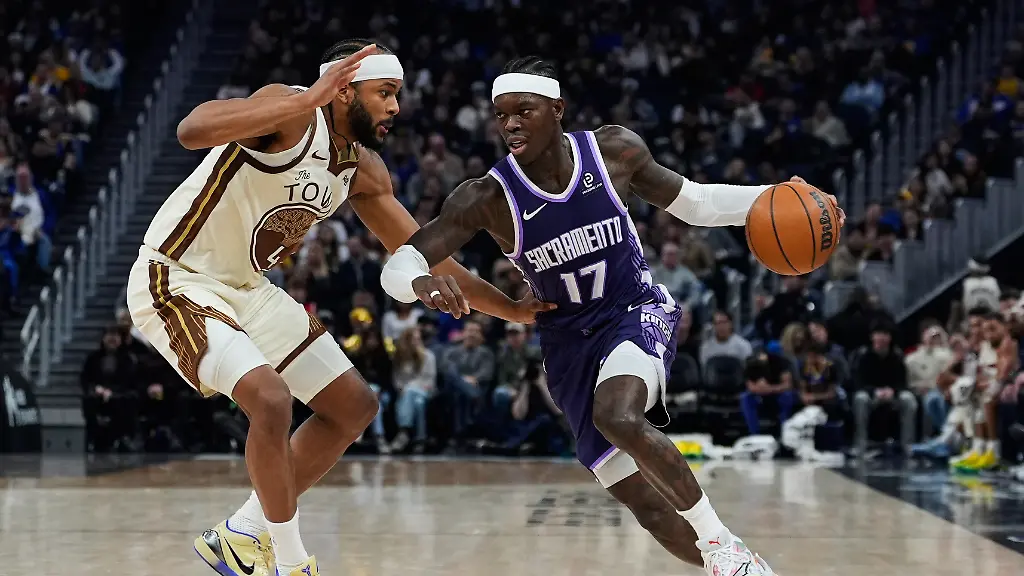Basketball-NBA-Golden-State-Warriors-Sacramento-Kings-Sacramento-Kings-Guard-Dennis-Schroeder-r-bewegt-den-Ball-waehrend-Golden-State-Warriors-Guard-Moses-Moody-verteidigt