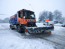 Hamburg & Schleswig-Holstein: Winterdienst in Hamburg nach Sturmtief "Elli" im Großeinsatz