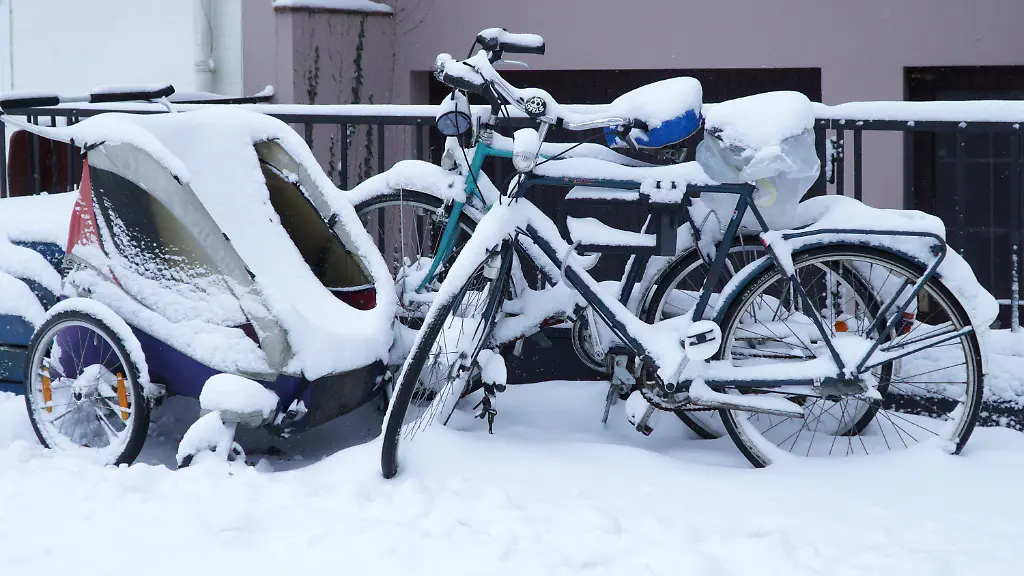 Sturmtief-Elli-Wintereinbruch-in-Norddeutschland-das-Foto-zeigt-schneebeckte-Fahrraeder-an-einem-Zaun-in-Bremen-Bremen-Neustadt-Schneesturm-Schneeverwehung-Schneefall-Wintereinbruch-09-01