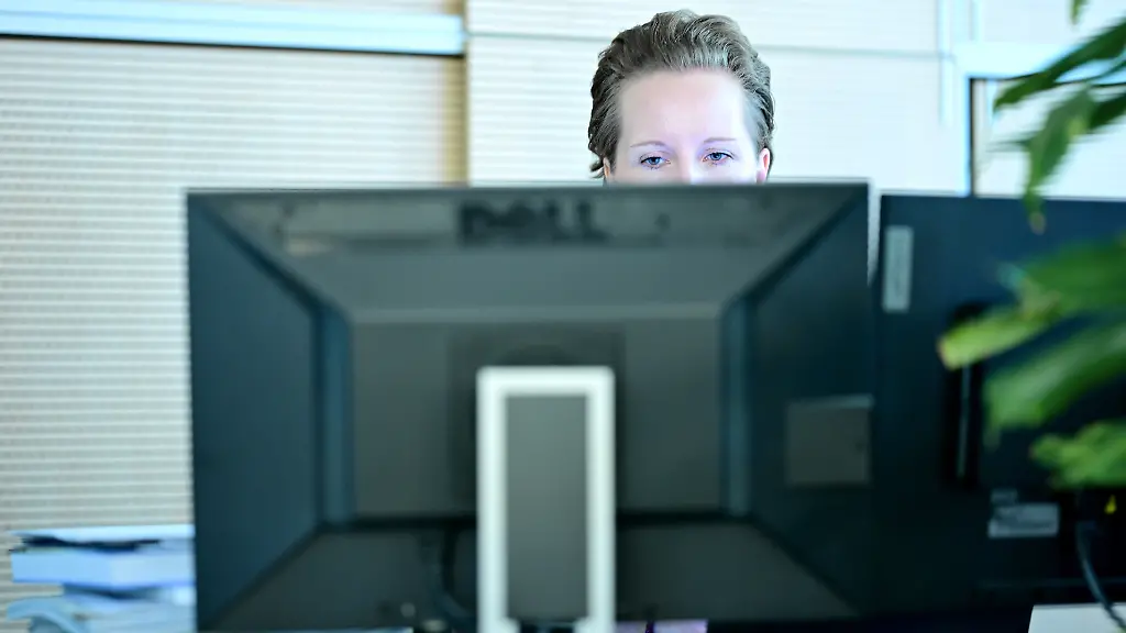 ABD0040-20251031-WIEN-OeSTERREICH-THEMENBILD-Eine-Frau-an-ihrem-Arbeitsplatz-fotografiert-am-Freitag-31-Oktober-2025-in-Wien-Der-Equal-Pay-Day-faellt-heuer-auf-Allerseelen-Am-2-November-haben-Maenner-im-Durchschnitt-bereits-das-Jahresgehalt-von-Frauen-erreicht