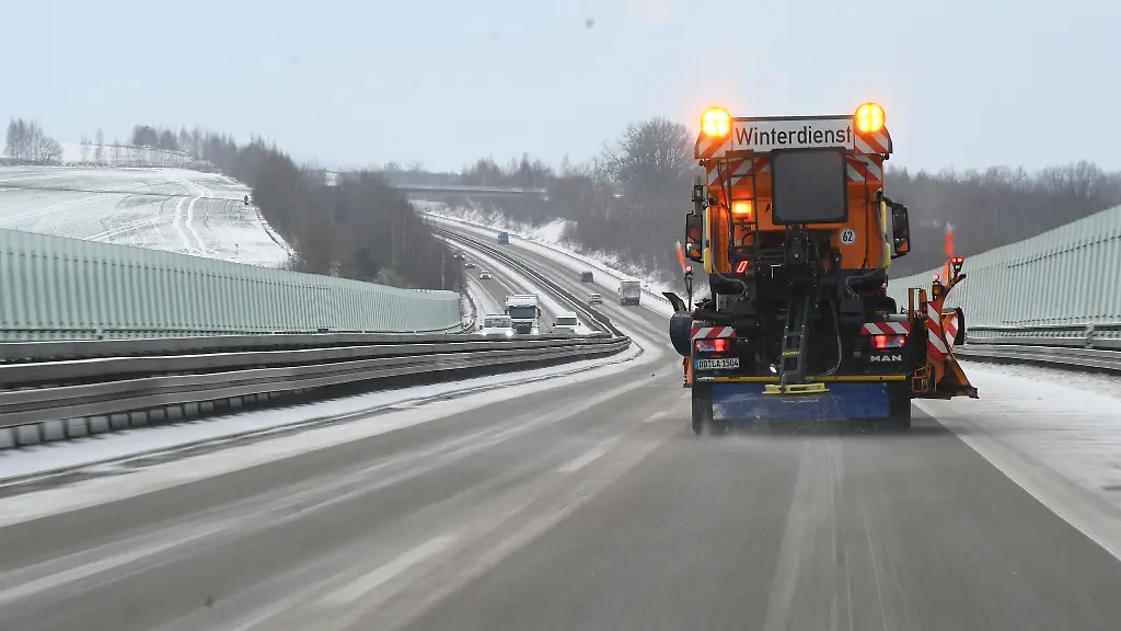 Lkw-blockieren-Strassen-in-Sachsen-Winterwetter-erschwert-Verkehr