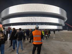 Große Sorgen um Eishockey-Halle: Olympia-Generalprobe in Mailand wegen Loch im Eis unterbrochen