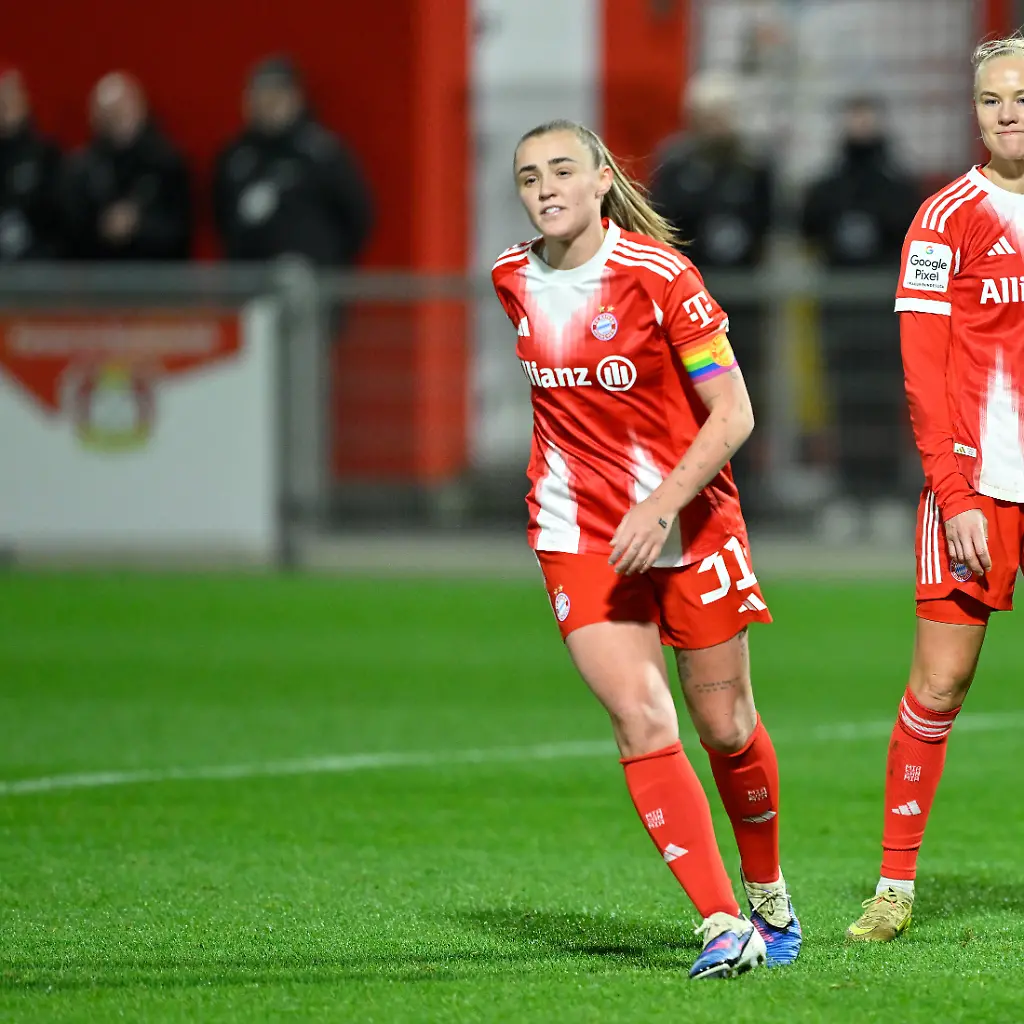 Leverkusen-Ulrich-Haberland-Stadion-22-12-25-GER-Frauen-Google-Pixel-Frauen-Bundesliga-Saison-2025-2026-Bayer-04-Leverkusen-FC-Bayern-Muenchen-Bild-v-li-Georgia-STANWAY-Bayern-und-Pernille-HARDER-Bayern-Only-for-editorial-use-DFL-regulations-prohibit-any-use-of-photographs-as-image-sequences-and-or-quasi-video