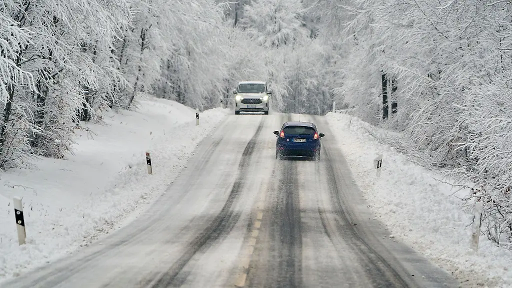 Achtung-glatt-In-den-kommenden-Tagen-kann-es-auf-den-Strassen-gefaehrlich-werden