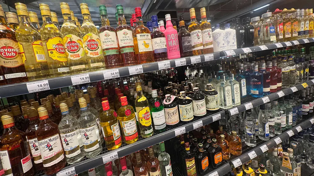 Spirituosen-in-einem-Edeka-Lebensmittelmarkt-Supermarkt-Alkohol-Weinregal-Weinsortiment-Angebot-Regal-Flaschen