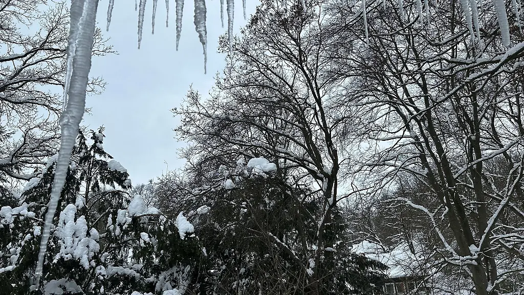 Diese-gefrorenen-Zapfen-koennen-fuer-Passanten-eine-grosse-Gefahr-darstellen