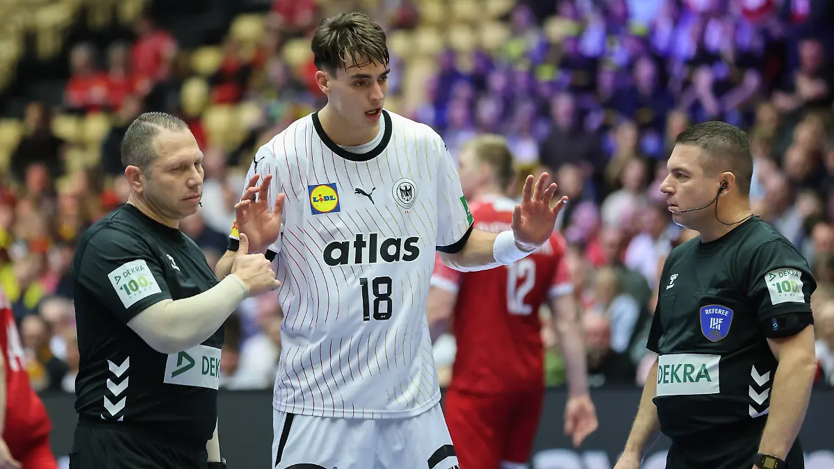 Julian-Koester-Deutschland-18-diskutiert-mit-den-Schiedsrichtern-Gjorgji-Nachevski-MKD-und-Slave-Nikolov-MKD-Handball-IHF-Weltmeisterschaft-Laenderspiel-zwischen-Deutschland-und-Polen-am-15-Januar-2025-in-Herning-Daenemark